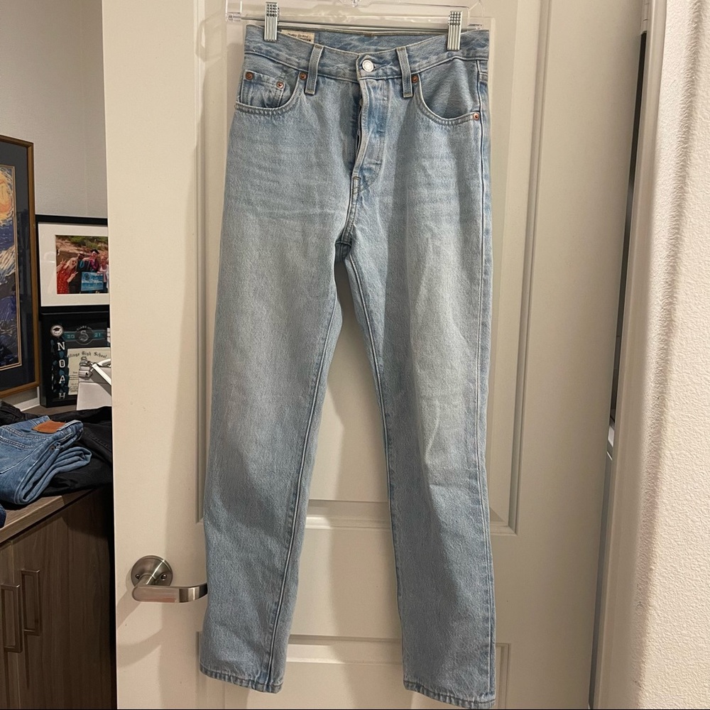 Light wash Levi’s 501s Levi 501 original cropped womens jeans in RA - light Wash
